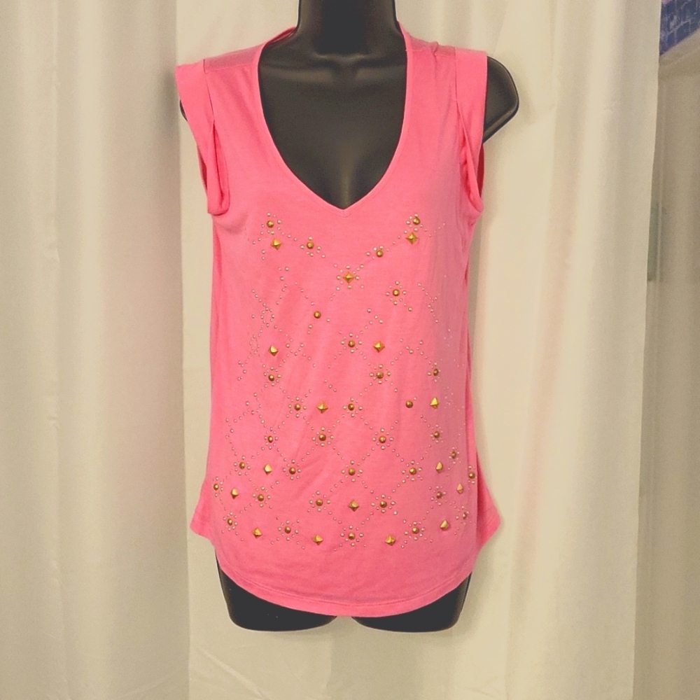 Ladies sleeveless shirt.